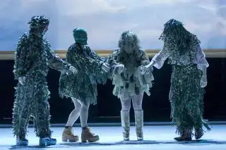 Szene aus "War and Peace" auf der Bühne der Münchner Kammerspiele Szene aus "War and Peace" auf der Bühne der Münchner Kammerspiele
