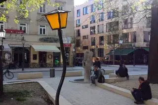 Münchens wohl schiefste Laterne steht am Wedekindplatz im schönen Schwabing