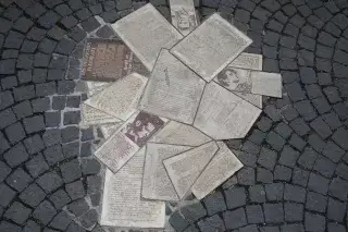 Die Flugblätter der Weißen Rose als Bodendenkmal am Geschwister-Scholl-Platz Die Flugblätter der Weißen Rose als Bodendenkmal am Geschwister-Scholl-Platz