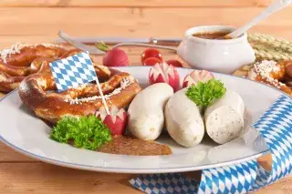 Weißwürste mit Brezn und süßem Senf Weißwürste mit Brezn und süßem Senf