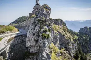 Kirche auf dem Wendelstein, darunter die Zahnradbahn