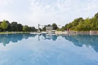Eine coole Wasserrutsche erwartet euch im Freibad West