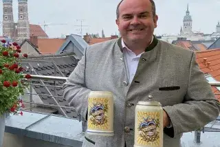 Wiesnchef Clemens Baumgärtner präsentiert den offiziellen Oktoberfest-Maßkrug.