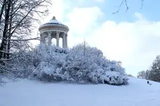 Mit Schnee bedeckt: Der Monopteros im Englischen Garten Mit Schnee bedeckt: Der Monopteros im Englischen Garten