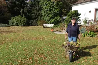 201129_wohnen_obermenzing_brunner Frau bei der Gartenarbeit in Obermenzing