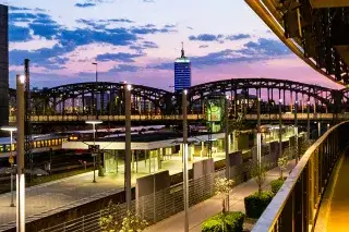 Der Abendhimmel über der Hackerbrücke, fotografiert vom ZOB