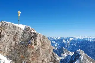 Das Gipfelkreuz auf dem Gipfel der Zugspitze