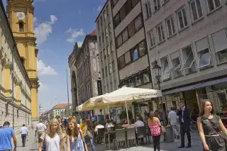  Theatinerstrasse mit Blick auf die Theatinerkirche