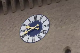 Spiegelverkehrte Uhr am Isartor München