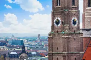 Frauenkirche mit Uhr