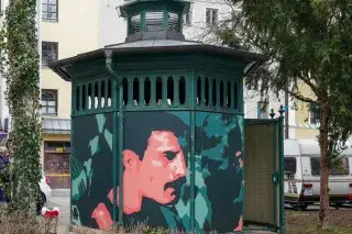 201106_the-pissoir-mercury_Marie-Lyce_Plaschka Graffiti Freddy Mercury am Holzplatz