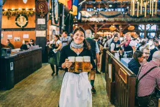 Bedienung auf der Wiesn mit Bier