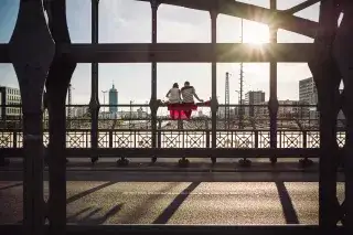 Paar auf der Hackerbrücke in München