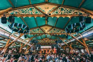 Bierzelt auf der Oiden Wiesn auf dem Oktoberfest