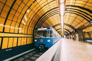 Einfahrende U-Bahn in der Station Theresienwiese