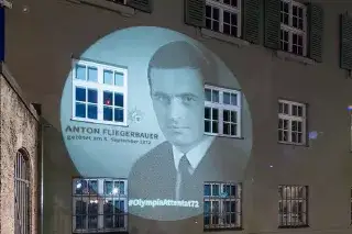 Projektion von Anton Fliegerbauer am Polizeipräsidium Projektion von Anton Fliegerbauer am Polizeipräsidium