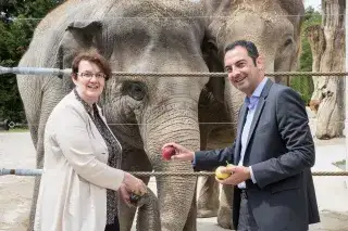 Strobl Baban Elefant Christine Strobl und Rasem Baban mit einem Elefanten