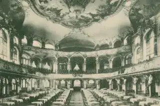 Eine historische Aufnahme des Saals des Deutschen Theaters Eine historische Aufnahme des Saals des Deutschen Theaters