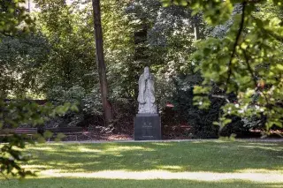 Die Konfuzius-Statue im Dichtergarten Die Konfuzius-Statue im Dichtergarten