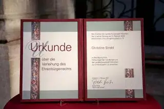 Die Ehrenbürgerinnen-Urkunde von Christine Strobl Die Ehrenbürgerinnen-Urkunde von Christine Strobl