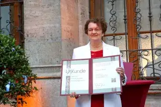 Ehrenbürgerin Christine Strobl Christine Strobl mit ihrer Ehrenbürgerinnen-Urkunde