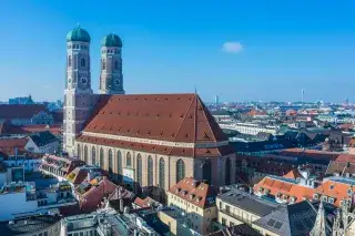 Frauenkirche in München bei sonnigem Wetter, Ansicht vom Rathausturm