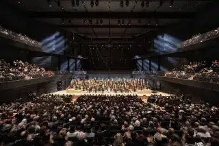 Die Münchner Philharmoniker auf der Bühne vor Publikum in der Isarphilharmonie Die Münchner Philharmoniker auf der Bühne vor Publikum in der Isarphilharmonie