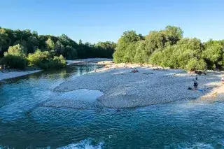 Blick auf den Isar Flaucher von der Brudermühlbrücke