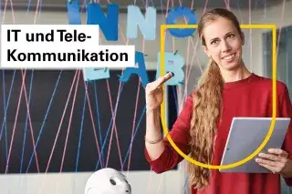 Dozentin IT Tablet Tafel Dozentin mit Tablet vor einer Tafel