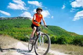 Mountainbikerin in den Bergen Mountainbikerin in den Bergen