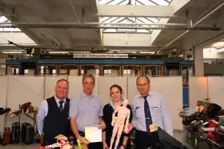 MVG-Mitarbeiter präsentieren Fundsachen MVG-Mitarbeiter präsentieren Fundsachen