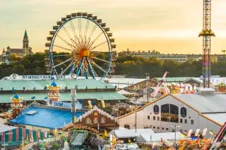 Oktoberfest-Panorama mit Riesenrad Oktoberfest-Panorama mit Riesenrad