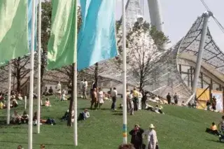 Fahnen und Menschen im Olympiapark 1972