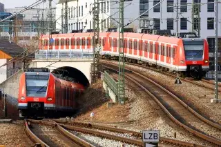 Zwei S-Bahnen treffen sich am Ostbahnhof Zwei S-Bahnen treffen sich am Ostbahnhof