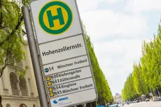 Bushaltestellen-Schild Hohenzollernstraße