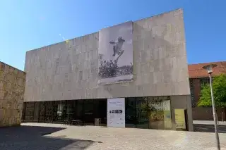 Fassadeninstallation für Amitzur Shapira am Jüdischen Museum