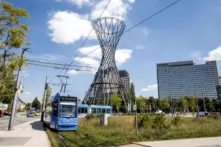 Eine Tram der Linie 16 fährt am Effnerplatz vorbei