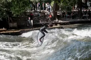 Eisbachwelle mit Surfer Eisbachwelle mit Surfer