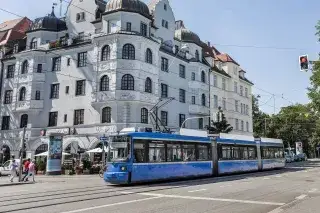 Tram 16: Straßenbahn Linie 16 an der Haltestelle Tivolistraße Tram 16: Straßenbahn Linie 16 an der Haltestelle Tivolistraße