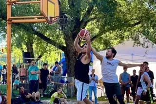 Action beim Finale im Basketball