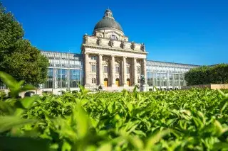 Die Bayerische Staatskanzlei im Sommer