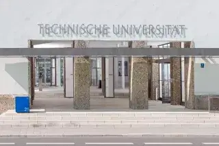 Der Haupteingang der Technischen Universität München