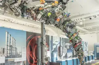 Der „Schrotttornado“ wirbelt symbolisch durch die Wegwerfgesellschaft. Der „Schrotttornado“ wirbelt symbolisch durch die Wegwerfgesellschaft.