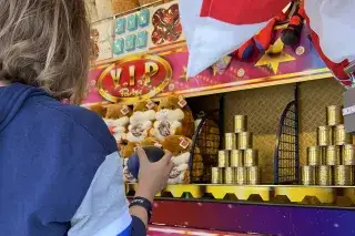 Kind beim Dosenwerfen auf der Auer Dult Kind beim Dosenwerfen auf der Auer Dult