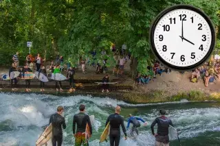 Surfer auf dem Eisbach im Englischen Garten