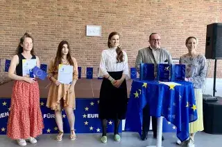 Die beiden Gewinnerinnen vor Ort mit Isabella Amann, Europa-Union München, Wirtschaftsreferent Clemens Baumgärtner und Stephanie Utz, MUCA (v.l.n.r.) Die beiden Gewinnerinnen vor Ort mit Isabella Amann, Europa-Union München, Wirtschaftsreferent Clemens Baumgärtner und Stephanie Utz, MUCA (v.l.n.r.)