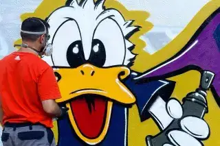 Graffiti-Sprayer mit Donald-Duck-Motiv an der Hall of Fame