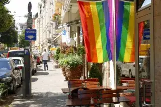 Regenbogenfahne in der Hans-Sachs-Straße zum Christopher Street Day