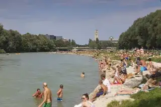 Sommer an der Isar vor der Kirche St. Maximilian