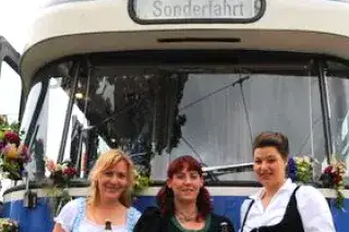 Wei(s)ser Stadtvogel: Drei Frauen mit Tram